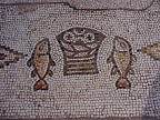 5 Brote und 2 Fische, spätantikes Fussbodenrelief in der Brotvermehrungskirche in Tabgha am See Genesareth