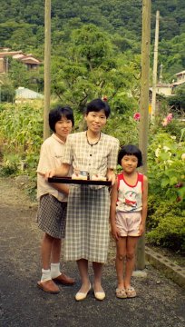 Frau Masako M. mit Kindern