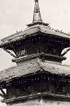 deutlich angeschlagener Tempel in Kathmandu