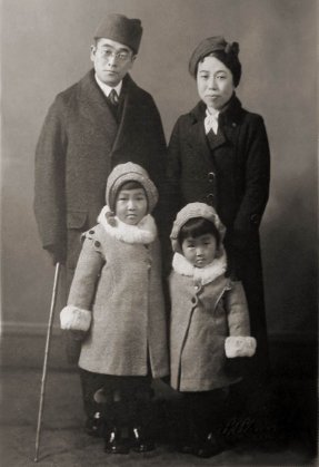 Imai Yasuko (rechts vorne) mit Eltern und älterer Schwester
