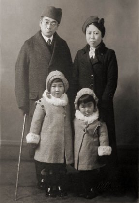 Imai Yasuko (rechts vorne) mit Eltern und lterer Schwester